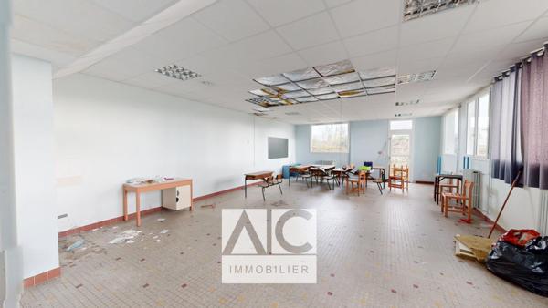 Rostrenen (22110) Ancienne École (2500m2)