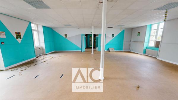 Rostrenen (22110) Ancienne École (2500m2)