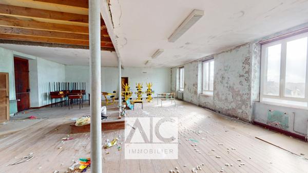 Rostrenen (22110) Ancienne École (2500m2)