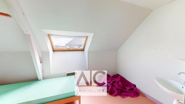 Rostrenen (22110) Ancienne École (2500m2)