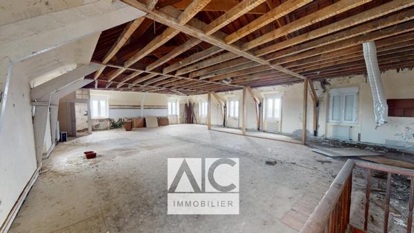 Rostrenen (22110) Ancienne École (2500m2)