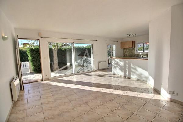 À VENDRE VILLA PLAIN-PIED TYPE F4 SURTERRAIN 3 FACES DE 330 M²