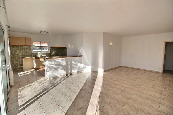 À VENDRE VILLA PLAIN-PIED TYPE F4 SURTERRAIN 3 FACES DE 330 M²