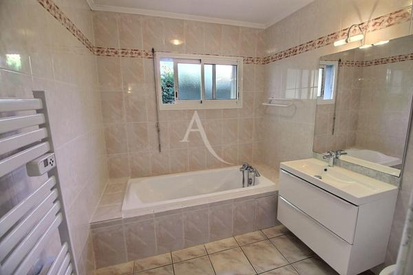 À VENDRE VILLA PLAIN-PIED TYPE F4 SURTERRAIN 3 FACES DE 330 M²