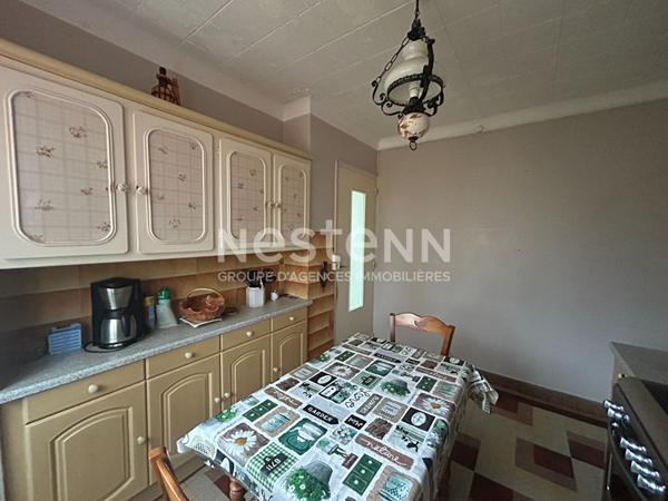 Maison sur sous-sol avec beau terrain idéalement située à Mezeray !