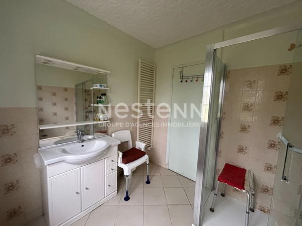 Maison sur sous-sol avec beau terrain idéalement située à Mezeray !