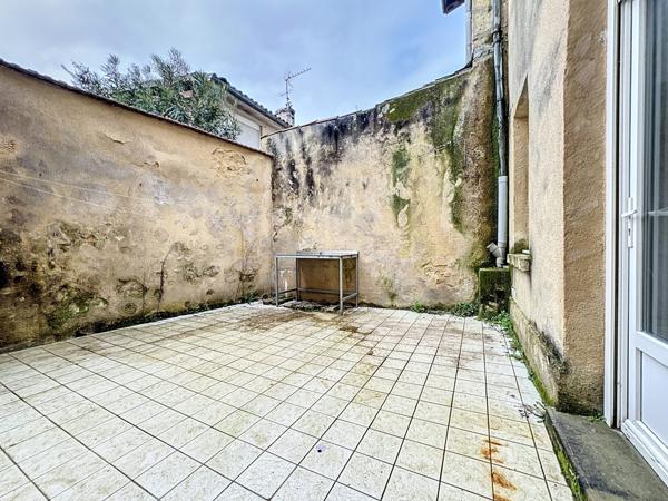 T3 avec cour dans immeuble en pierre