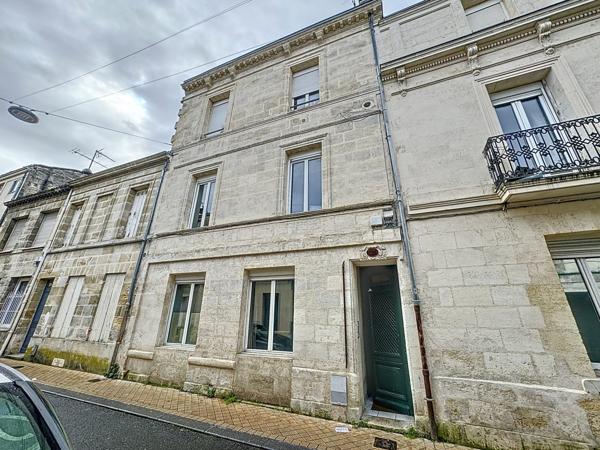 T3 avec cour dans immeuble en pierre