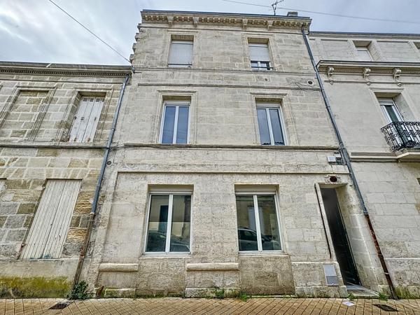 T3 avec cour dans immeuble en pierre