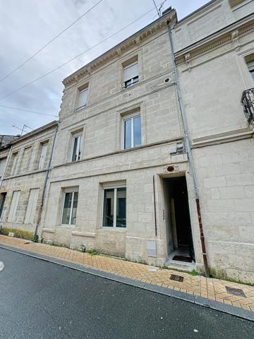 T3 avec cour dans immeuble en pierre