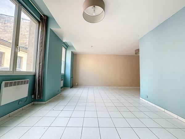 T3 avec cour dans immeuble en pierre