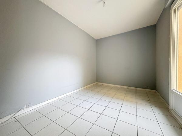 T3 avec cour dans immeuble en pierre