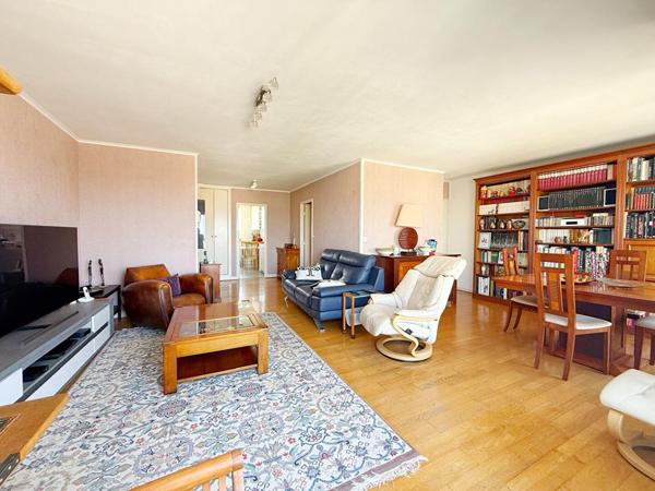 NANTERRE 5 PIECES - DERNIER ETAGE AVEC BALCON