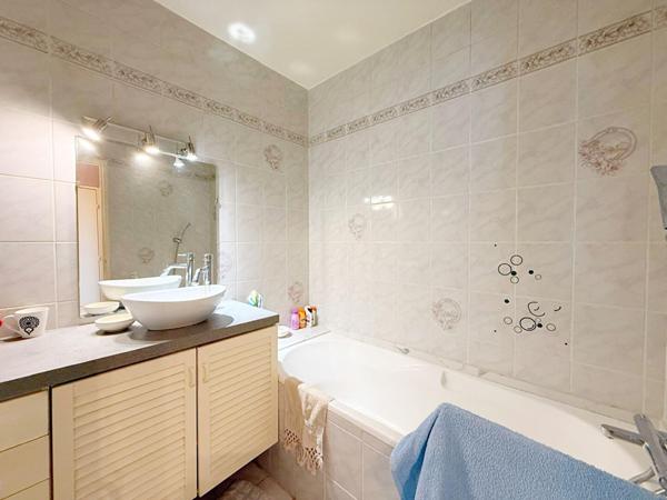 NANTERRE 5 PIECES - DERNIER ETAGE AVEC BALCON