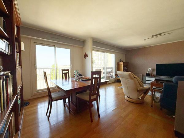 NANTERRE 5 PIECES - DERNIER ETAGE AVEC BALCON