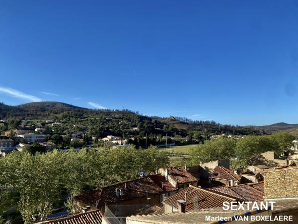 Maison de village en pierre avec terrasse et belle vue.