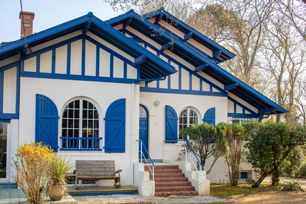 A vendre : Elegante maison basco-landaise, 300 m², centre Soustons, 8 pièces