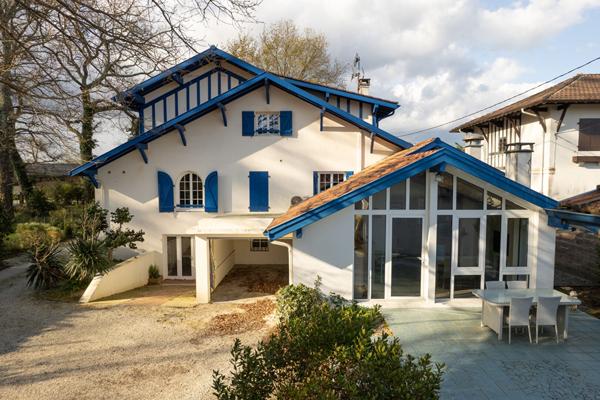 A vendre : Elegante maison basco-landaise, 300 m², centre Soustons, 8 pièces