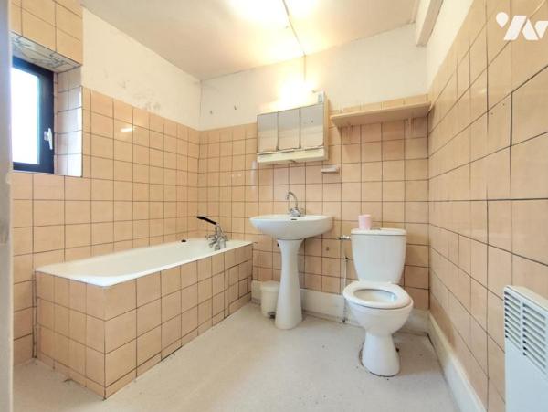 MAISON DE VILLE AVEC JARDINET - STENAY