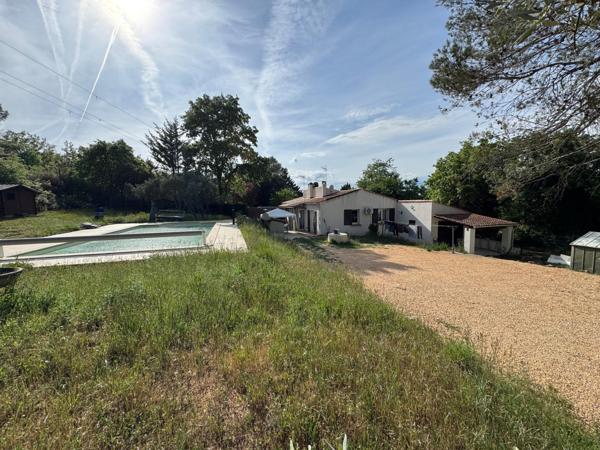 Maison en pleine campagne avec piscine et studio.