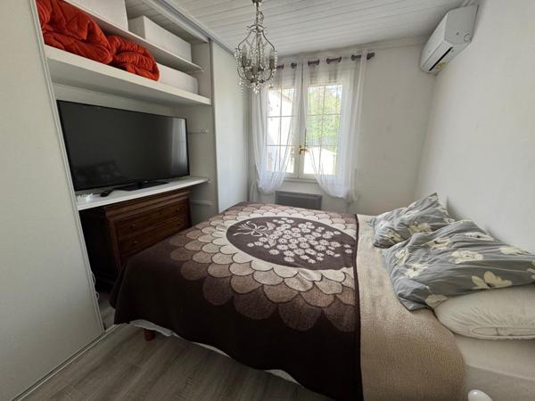Maison en pleine campagne avec piscine et studio.