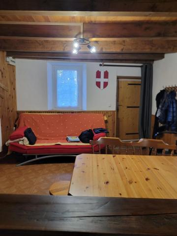 Maison sur 3 etages, 12 couchages une cave de 20 m2