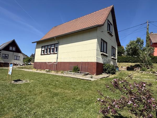 Opportunité à saisir. Sur les hauteurs de HOMBOURG-HAUT, découvrez cette maison individuelle située dans une rue très tranquille et un quartier paisible et agréable. Vous apprécierez son cadre verdoyant et sa très belle vue dominante sur les environs.

Avec une surface de 100m2 environ, cette maison lumineuse offre un agencement fonctionnel et optimisé.
Au rez-de-chaussée : entrée, séjour hyper lumineux, exposé plein Sud, cuisine équipée, salle d'eau (douche italienne) et deux chambres.
À l’étage : deux belles chambres supplémentaires avec espaces de rangement. Les combles sont isolés (laine de roche)

Un sous-sol complet vient compléter le tout avec garage, deux zones de stockage et chaufferie. La maison est équipée de la fibre optique. 
À l’extérieur, un joli terrain également très bien exposé ( Sud ) vous permettra de profiter pleinement du calme et de la très jolie vue.

Maison idéale pour une petite famille ou des primo-accédants à la recherche d’un bien agréable, lumineux et très bien entretenu.