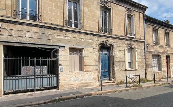 Découvrez cet appartement charmant situé en plein centre de Bordeaux, idéal pour profiter de l'effervescence urbaine tout en savourant le calme.
Un cadre de vie agréable pour tous ceux qui sont en quête de confort et de proximité.

Ce bien de 37 m² propose deux pièces harmonieuses dont une chambre douillette, parfait pour une vie citadine.
Situé au rez-de-chaussée d'un ancien immeuble en pierre, il profite d'une belle orientation sud.

L'intérieur offre une belle perspective de personnalisation. Le séjour bénéficie d'une lumière naturelle généreuse, grâce à une grande ouverture.

La situation idéale de cet appartement garantit un accès direct aux transports, ce qui vous permet d'apprécier la proximité des commodités : commerces, écoles et services sont aisément accessibles.

Les plus : Emplacement, agencement des pièces, rez-de-chaussée, copropriété de 15 logements avec de faibles charges.

Contactez-moi vite pour une visite.

Photos et vidéos supplémentaires sur simple demande.
Nadège PETIOT : votre conseillère à votre disposition 7jours/7.
Contactez-moi pour l'estimation de votre bien : l'avis de valeur est offert !