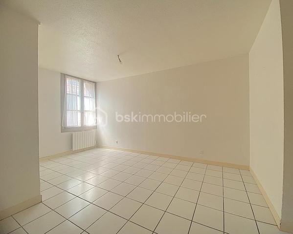 Découvrez cet appartement charmant situé en plein centre de Bordeaux, idéal pour profiter de l'effervescence urbaine tout en savourant le calme.
Un cadre de vie agréable pour tous ceux qui sont en quête de confort et de proximité.

Ce bien de 37 m² propose deux pièces harmonieuses dont une chambre douillette, parfait pour une vie citadine.
Situé au rez-de-chaussée d'un ancien immeuble en pierre, il profite d'une belle orientation sud.

L'intérieur offre une belle perspective de personnalisation. Le séjour bénéficie d'une lumière naturelle généreuse, grâce à une grande ouverture.

La situation idéale de cet appartement garantit un accès direct aux transports, ce qui vous permet d'apprécier la proximité des commodités : commerces, écoles et services sont aisément accessibles.

Les plus : Emplacement, agencement des pièces, rez-de-chaussée, copropriété de 15 logements avec de faibles charges.

Contactez-moi vite pour une visite.

Photos et vidéos supplémentaires sur simple demande.
Nadège PETIOT : votre conseillère à votre disposition 7jours/7.
Contactez-moi pour l'estimation de votre bien : l'avis de valeur est offert !