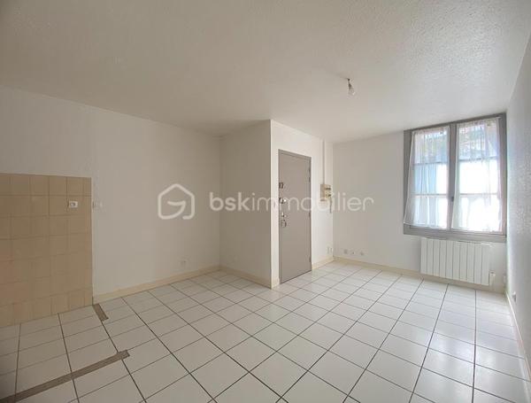Découvrez cet appartement charmant situé en plein centre de Bordeaux, idéal pour profiter de l'effervescence urbaine tout en savourant le calme.
Un cadre de vie agréable pour tous ceux qui sont en quête de confort et de proximité.

Ce bien de 37 m² propose deux pièces harmonieuses dont une chambre douillette, parfait pour une vie citadine.
Situé au rez-de-chaussée d'un ancien immeuble en pierre, il profite d'une belle orientation sud.

L'intérieur offre une belle perspective de personnalisation. Le séjour bénéficie d'une lumière naturelle généreuse, grâce à une grande ouverture.

La situation idéale de cet appartement garantit un accès direct aux transports, ce qui vous permet d'apprécier la proximité des commodités : commerces, écoles et services sont aisément accessibles.

Les plus : Emplacement, agencement des pièces, rez-de-chaussée, copropriété de 15 logements avec de faibles charges.

Contactez-moi vite pour une visite.

Photos et vidéos supplémentaires sur simple demande.
Nadège PETIOT : votre conseillère à votre disposition 7jours/7.
Contactez-moi pour l'estimation de votre bien : l'avis de valeur est offert !