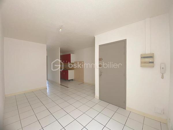 Découvrez cet appartement charmant situé en plein centre de Bordeaux, idéal pour profiter de l'effervescence urbaine tout en savourant le calme.
Un cadre de vie agréable pour tous ceux qui sont en quête de confort et de proximité.

Ce bien de 37 m² propose deux pièces harmonieuses dont une chambre douillette, parfait pour une vie citadine.
Situé au rez-de-chaussée d'un ancien immeuble en pierre, il profite d'une belle orientation sud.

L'intérieur offre une belle perspective de personnalisation. Le séjour bénéficie d'une lumière naturelle généreuse, grâce à une grande ouverture.

La situation idéale de cet appartement garantit un accès direct aux transports, ce qui vous permet d'apprécier la proximité des commodités : commerces, écoles et services sont aisément accessibles.

Les plus : Emplacement, agencement des pièces, rez-de-chaussée, copropriété de 15 logements avec de faibles charges.

Contactez-moi vite pour une visite.

Photos et vidéos supplémentaires sur simple demande.
Nadège PETIOT : votre conseillère à votre disposition 7jours/7.
Contactez-moi pour l'estimation de votre bien : l'avis de valeur est offert !