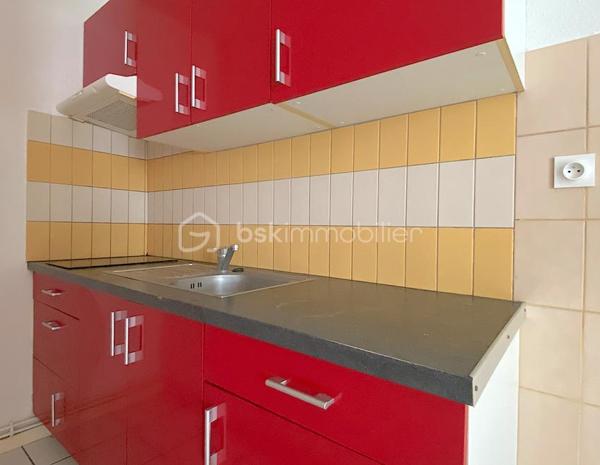 Découvrez cet appartement charmant situé en plein centre de Bordeaux, idéal pour profiter de l'effervescence urbaine tout en savourant le calme.
Un cadre de vie agréable pour tous ceux qui sont en quête de confort et de proximité.

Ce bien de 37 m² propose deux pièces harmonieuses dont une chambre douillette, parfait pour une vie citadine.
Situé au rez-de-chaussée d'un ancien immeuble en pierre, il profite d'une belle orientation sud.

L'intérieur offre une belle perspective de personnalisation. Le séjour bénéficie d'une lumière naturelle généreuse, grâce à une grande ouverture.

La situation idéale de cet appartement garantit un accès direct aux transports, ce qui vous permet d'apprécier la proximité des commodités : commerces, écoles et services sont aisément accessibles.

Les plus : Emplacement, agencement des pièces, rez-de-chaussée, copropriété de 15 logements avec de faibles charges.

Contactez-moi vite pour une visite.

Photos et vidéos supplémentaires sur simple demande.
Nadège PETIOT : votre conseillère à votre disposition 7jours/7.
Contactez-moi pour l'estimation de votre bien : l'avis de valeur est offert !