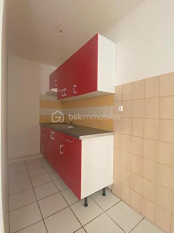 Découvrez cet appartement charmant situé en plein centre de Bordeaux, idéal pour profiter de l'effervescence urbaine tout en savourant le calme.
Un cadre de vie agréable pour tous ceux qui sont en quête de confort et de proximité.

Ce bien de 37 m² propose deux pièces harmonieuses dont une chambre douillette, parfait pour une vie citadine.
Situé au rez-de-chaussée d'un ancien immeuble en pierre, il profite d'une belle orientation sud.

L'intérieur offre une belle perspective de personnalisation. Le séjour bénéficie d'une lumière naturelle généreuse, grâce à une grande ouverture.

La situation idéale de cet appartement garantit un accès direct aux transports, ce qui vous permet d'apprécier la proximité des commodités : commerces, écoles et services sont aisément accessibles.

Les plus : Emplacement, agencement des pièces, rez-de-chaussée, copropriété de 15 logements avec de faibles charges.

Contactez-moi vite pour une visite.

Photos et vidéos supplémentaires sur simple demande.
Nadège PETIOT : votre conseillère à votre disposition 7jours/7.
Contactez-moi pour l'estimation de votre bien : l'avis de valeur est offert !