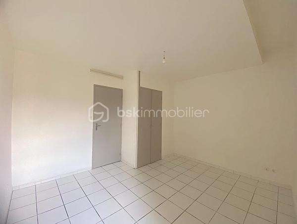 Découvrez cet appartement charmant situé en plein centre de Bordeaux, idéal pour profiter de l'effervescence urbaine tout en savourant le calme.
Un cadre de vie agréable pour tous ceux qui sont en quête de confort et de proximité.

Ce bien de 37 m² propose deux pièces harmonieuses dont une chambre douillette, parfait pour une vie citadine.
Situé au rez-de-chaussée d'un ancien immeuble en pierre, il profite d'une belle orientation sud.

L'intérieur offre une belle perspective de personnalisation. Le séjour bénéficie d'une lumière naturelle généreuse, grâce à une grande ouverture.

La situation idéale de cet appartement garantit un accès direct aux transports, ce qui vous permet d'apprécier la proximité des commodités : commerces, écoles et services sont aisément accessibles.

Les plus : Emplacement, agencement des pièces, rez-de-chaussée, copropriété de 15 logements avec de faibles charges.

Contactez-moi vite pour une visite.

Photos et vidéos supplémentaires sur simple demande.
Nadège PETIOT : votre conseillère à votre disposition 7jours/7.
Contactez-moi pour l'estimation de votre bien : l'avis de valeur est offert !