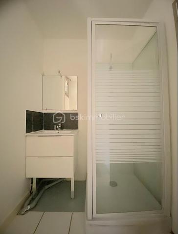 Découvrez cet appartement charmant situé en plein centre de Bordeaux, idéal pour profiter de l'effervescence urbaine tout en savourant le calme.
Un cadre de vie agréable pour tous ceux qui sont en quête de confort et de proximité.

Ce bien de 37 m² propose deux pièces harmonieuses dont une chambre douillette, parfait pour une vie citadine.
Situé au rez-de-chaussée d'un ancien immeuble en pierre, il profite d'une belle orientation sud.

L'intérieur offre une belle perspective de personnalisation. Le séjour bénéficie d'une lumière naturelle généreuse, grâce à une grande ouverture.

La situation idéale de cet appartement garantit un accès direct aux transports, ce qui vous permet d'apprécier la proximité des commodités : commerces, écoles et services sont aisément accessibles.

Les plus : Emplacement, agencement des pièces, rez-de-chaussée, copropriété de 15 logements avec de faibles charges.

Contactez-moi vite pour une visite.

Photos et vidéos supplémentaires sur simple demande.
Nadège PETIOT : votre conseillère à votre disposition 7jours/7.
Contactez-moi pour l'estimation de votre bien : l'avis de valeur est offert !