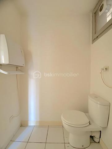 Découvrez cet appartement charmant situé en plein centre de Bordeaux, idéal pour profiter de l'effervescence urbaine tout en savourant le calme.
Un cadre de vie agréable pour tous ceux qui sont en quête de confort et de proximité.

Ce bien de 37 m² propose deux pièces harmonieuses dont une chambre douillette, parfait pour une vie citadine.
Situé au rez-de-chaussée d'un ancien immeuble en pierre, il profite d'une belle orientation sud.

L'intérieur offre une belle perspective de personnalisation. Le séjour bénéficie d'une lumière naturelle généreuse, grâce à une grande ouverture.

La situation idéale de cet appartement garantit un accès direct aux transports, ce qui vous permet d'apprécier la proximité des commodités : commerces, écoles et services sont aisément accessibles.

Les plus : Emplacement, agencement des pièces, rez-de-chaussée, copropriété de 15 logements avec de faibles charges.

Contactez-moi vite pour une visite.

Photos et vidéos supplémentaires sur simple demande.
Nadège PETIOT : votre conseillère à votre disposition 7jours/7.
Contactez-moi pour l'estimation de votre bien : l'avis de valeur est offert !
