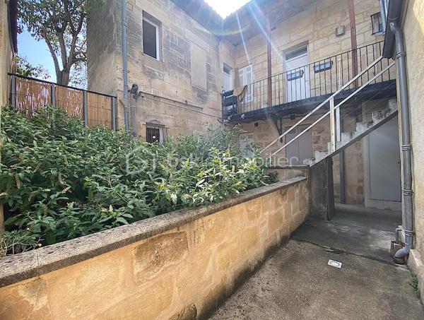Découvrez cet appartement charmant situé en plein centre de Bordeaux, idéal pour profiter de l'effervescence urbaine tout en savourant le calme.
Un cadre de vie agréable pour tous ceux qui sont en quête de confort et de proximité.

Ce bien de 37 m² propose deux pièces harmonieuses dont une chambre douillette, parfait pour une vie citadine.
Situé au rez-de-chaussée d'un ancien immeuble en pierre, il profite d'une belle orientation sud.

L'intérieur offre une belle perspective de personnalisation. Le séjour bénéficie d'une lumière naturelle généreuse, grâce à une grande ouverture.

La situation idéale de cet appartement garantit un accès direct aux transports, ce qui vous permet d'apprécier la proximité des commodités : commerces, écoles et services sont aisément accessibles.

Les plus : Emplacement, agencement des pièces, rez-de-chaussée, copropriété de 15 logements avec de faibles charges.

Contactez-moi vite pour une visite.

Photos et vidéos supplémentaires sur simple demande.
Nadège PETIOT : votre conseillère à votre disposition 7jours/7.
Contactez-moi pour l'estimation de votre bien : l'avis de valeur est offert !