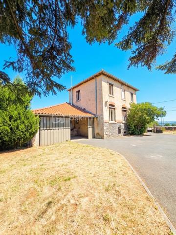 Découvrez cette magnifique bâtisse à l'histoire singulière : l'ancienne école du village, située au calme dans le hameau de Concis, à seulement 15 minutes du Puy-en-Velay et à deux pas de Solignac-sur-Loire. Un cadre verdoyant, intime, tout en restant à proximité des commodités 
Des espaces lumineux et fonctionnels :
Rez-de-chaussée : une belle pièce de vie de près de 36 m² baignée de lumière (hauteur sous plafond de 2,80 m) avec cuisine fonctionnelle, un espace bureau pouvant servir de chambre d'appoint, et un WC indépendant.
À l'étage : deux spacieuses chambres de 12 m² avec placards intégrés, une troisième chambre de 14 m² également équipée de rangements, ainsi qu'une grande salle de bains de 8 m².
Les équipements et extérieurs :
Terrain clos de 575 m², arboré, bénéficiant d'une vue sur la campagne.
Dépendance de type hangar de 40 m², idéale pour stationner des véhicules ou pour du stockage.
Prestations techniques : menuiseries PVC, toiture refaite, vide sanitaire et fibre optique.
Système de chauffage actuel : pompe à chaleur et poêle à bois. 
Potentiel et travaux : Cette belle structure nécessite des travaux d'aménagement intérieur (système de chauffage, rafraîchissement global et réagencement) pour exprimer tout son potentiel et devenir un véritable coup de cœur familial.
Contactez-moi dès maintenant pour obtenir plus de renseignements ou planifier une visite !