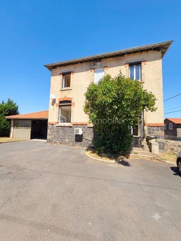 Découvrez cette magnifique bâtisse à l'histoire singulière : l'ancienne école du village, située au calme dans le hameau de Concis, à seulement 15 minutes du Puy-en-Velay et à deux pas de Solignac-sur-Loire. Un cadre verdoyant, intime, tout en restant à proximité des commodités 
Des espaces lumineux et fonctionnels :
Rez-de-chaussée : une belle pièce de vie de près de 36 m² baignée de lumière (hauteur sous plafond de 2,80 m) avec cuisine fonctionnelle, un espace bureau pouvant servir de chambre d'appoint, et un WC indépendant.
À l'étage : deux spacieuses chambres de 12 m² avec placards intégrés, une troisième chambre de 14 m² également équipée de rangements, ainsi qu'une grande salle de bains de 8 m².
Les équipements et extérieurs :
Terrain clos de 575 m², arboré, bénéficiant d'une vue sur la campagne.
Dépendance de type hangar de 40 m², idéale pour stationner des véhicules ou pour du stockage.
Prestations techniques : menuiseries PVC, toiture refaite, vide sanitaire et fibre optique.
Système de chauffage actuel : pompe à chaleur et poêle à bois. 
Potentiel et travaux : Cette belle structure nécessite des travaux d'aménagement intérieur (système de chauffage, rafraîchissement global et réagencement) pour exprimer tout son potentiel et devenir un véritable coup de cœur familial.
Contactez-moi dès maintenant pour obtenir plus de renseignements ou planifier une visite !