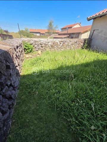 Découvrez cette magnifique bâtisse à l'histoire singulière : l'ancienne école du village, située au calme dans le hameau de Concis, à seulement 15 minutes du Puy-en-Velay et à deux pas de Solignac-sur-Loire. Un cadre verdoyant, intime, tout en restant à proximité des commodités 
Des espaces lumineux et fonctionnels :
Rez-de-chaussée : une belle pièce de vie de près de 36 m² baignée de lumière (hauteur sous plafond de 2,80 m) avec cuisine fonctionnelle, un espace bureau pouvant servir de chambre d'appoint, et un WC indépendant.
À l'étage : deux spacieuses chambres de 12 m² avec placards intégrés, une troisième chambre de 14 m² également équipée de rangements, ainsi qu'une grande salle de bains de 8 m².
Les équipements et extérieurs :
Terrain clos de 575 m², arboré, bénéficiant d'une vue sur la campagne.
Dépendance de type hangar de 40 m², idéale pour stationner des véhicules ou pour du stockage.
Prestations techniques : menuiseries PVC, toiture refaite, vide sanitaire et fibre optique.
Système de chauffage actuel : pompe à chaleur et poêle à bois. 
Potentiel et travaux : Cette belle structure nécessite des travaux d'aménagement intérieur (système de chauffage, rafraîchissement global et réagencement) pour exprimer tout son potentiel et devenir un véritable coup de cœur familial.
Contactez-moi dès maintenant pour obtenir plus de renseignements ou planifier une visite !