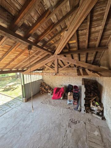 Découvrez cette magnifique bâtisse à l'histoire singulière : l'ancienne école du village, située au calme dans le hameau de Concis, à seulement 15 minutes du Puy-en-Velay et à deux pas de Solignac-sur-Loire. Un cadre verdoyant, intime, tout en restant à proximité des commodités 
Des espaces lumineux et fonctionnels :
Rez-de-chaussée : une belle pièce de vie de près de 36 m² baignée de lumière (hauteur sous plafond de 2,80 m) avec cuisine fonctionnelle, un espace bureau pouvant servir de chambre d'appoint, et un WC indépendant.
À l'étage : deux spacieuses chambres de 12 m² avec placards intégrés, une troisième chambre de 14 m² également équipée de rangements, ainsi qu'une grande salle de bains de 8 m².
Les équipements et extérieurs :
Terrain clos de 575 m², arboré, bénéficiant d'une vue sur la campagne.
Dépendance de type hangar de 40 m², idéale pour stationner des véhicules ou pour du stockage.
Prestations techniques : menuiseries PVC, toiture refaite, vide sanitaire et fibre optique.
Système de chauffage actuel : pompe à chaleur et poêle à bois. 
Potentiel et travaux : Cette belle structure nécessite des travaux d'aménagement intérieur (système de chauffage, rafraîchissement global et réagencement) pour exprimer tout son potentiel et devenir un véritable coup de cœur familial.
Contactez-moi dès maintenant pour obtenir plus de renseignements ou planifier une visite !