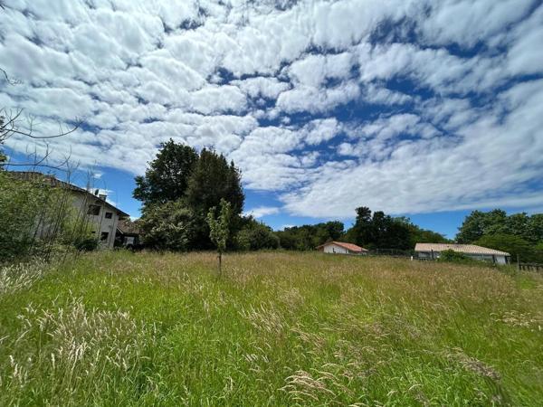 Vente                                                      Terrain
                        
                                         728 m2                     à Heugas