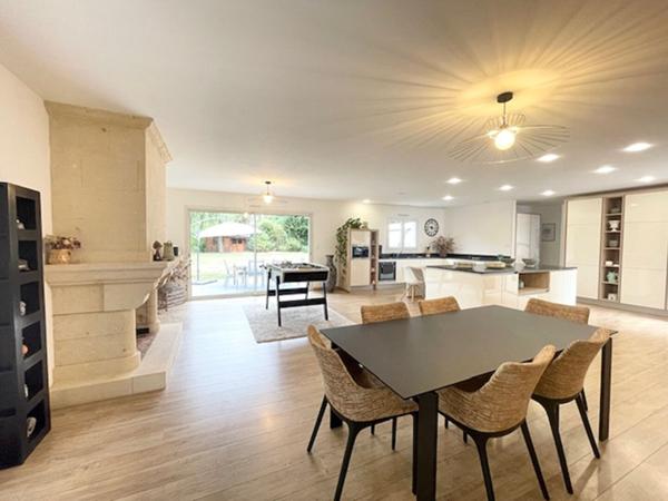 PESSAC - HAUT LEVEQUE. Maison plain pied - Contemporaine - 200 m² - Beaux volumes - Parcelle 2500 m²