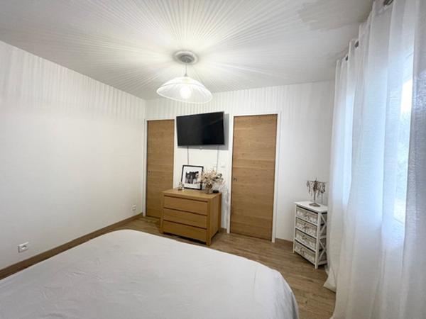 PESSAC - HAUT LEVEQUE. Maison plain pied - Contemporaine - 200 m² - Beaux volumes - Parcelle 2500 m²