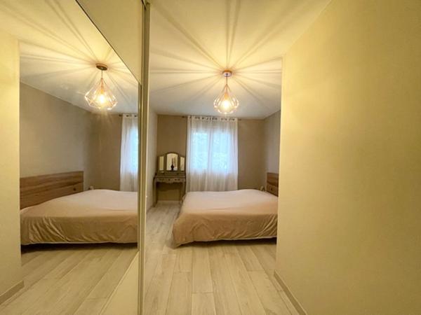 PESSAC - HAUT LEVEQUE. Maison plain pied - Contemporaine - 200 m² - Beaux volumes - Parcelle 2500 m²