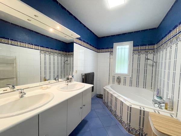 PESSAC - HAUT LEVEQUE. Maison plain pied - Contemporaine - 200 m² - Beaux volumes - Parcelle 2500 m²