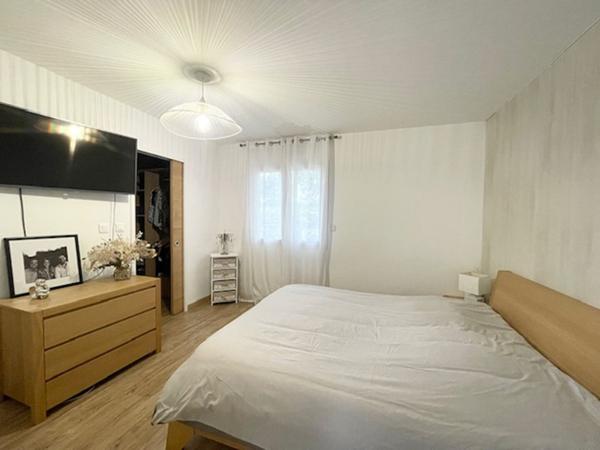 PESSAC - HAUT LEVEQUE. Maison plain pied - Contemporaine - 200 m² - Beaux volumes - Parcelle 2500 m²