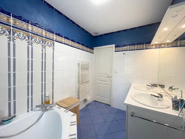 PESSAC - HAUT LEVEQUE. Maison plain pied - Contemporaine - 200 m² - Beaux volumes - Parcelle 2500 m²