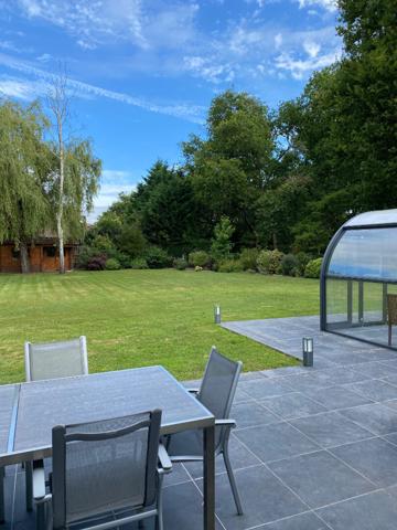 PESSAC - HAUT LEVEQUE. Maison plain pied - Contemporaine - 200 m² - Beaux volumes - Parcelle 2500 m²