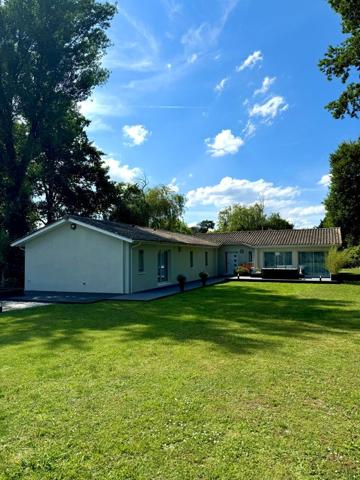 PESSAC - HAUT LEVEQUE. Maison plain pied - Contemporaine - 200 m² - Beaux volumes - Parcelle 2500 m²